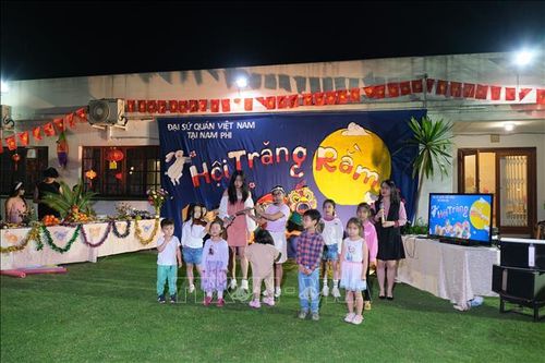 Tưng bừng Hội Trăng Rằm của thiếu nhi người Việt tại Nam Phi