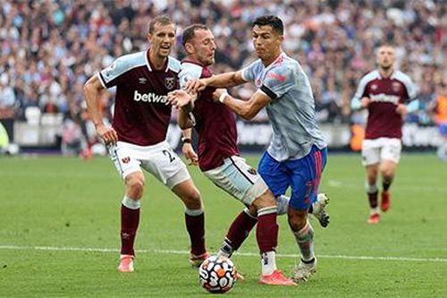 Các trọng tài đồng tình Ronaldo xứng đáng được 1 quả penalty trước West Ham