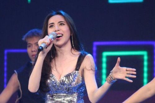 Clip: Lo nhảy quên cả hát, Thủy Tiên muối mặt 'đánh trống lảng' khi bị lộ hát nhép trên sóng trực tiếp