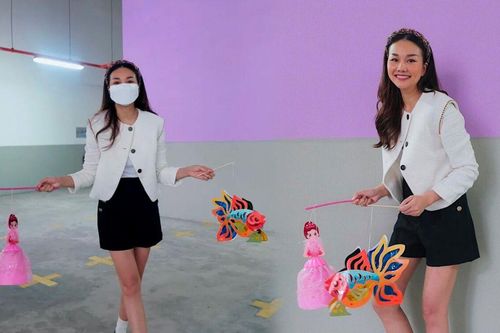 Siêu mẫu Thanh Hằng xách lồng đèn đi chơi trung thu bị 'bảo vệ' để ý