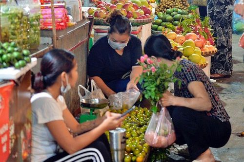 Người dân Hà Nội tấp nập đi chợ từ tờ mờ sáng trong ngày đầu nới lỏng giãn cách