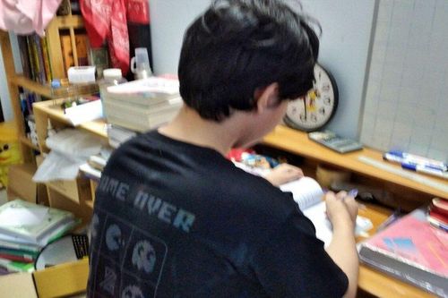 Con trai đỗ trường Y, người mẹ làm tạp vụ vay tiền công ty rồi nghẹn ngào khi nhận tin vui bất ngờ