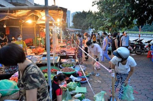 Nới lỏng giãn cách đúng ngày Rằm tháng Tám, chợ dân sinh Hà Nội đông đúc trở lại