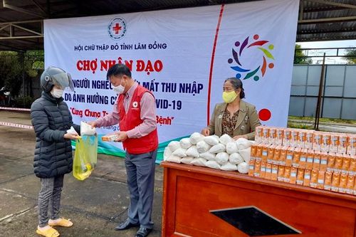 Chợ Nhân đạo đến Lâm Hà giúp cho 100 gia đình khó khăn