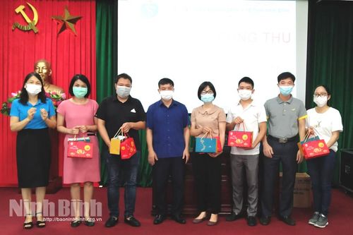 Tặng quà Trung thu cho con cán bộ y tế tăng cường chống dịch các tỉnh phía Nam