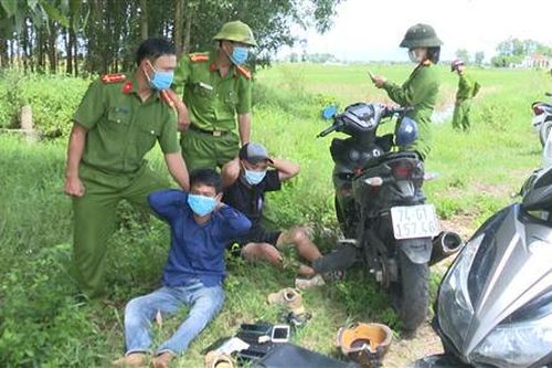Đang giúp dân thu hoạch lúa, công an phát hiện và vây bắt hai đối tượng trộm cắp tài sản