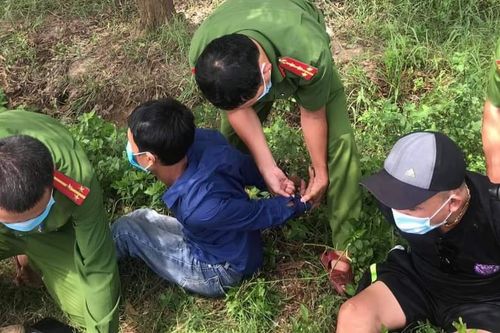 Đang gặt lúa giúp dân vùng dịch, Công an bắt giữ 2 tên trộm