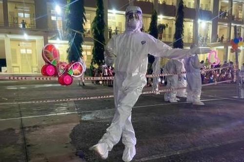 Nghệ sĩ mang Trung thu đến khu cách ly, chúc Tết đoàn viên