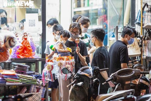 Người Hà Nội đổ xô mua sắm đồ chơi Trung thu bất chấp dịch COVID-19