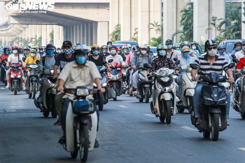 Ngày đầu nới lỏng, phố phường Hà Nội lại chật cứng xe cộ
