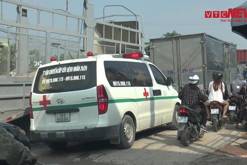 Xe cứu thương mắc kẹt giữa đường trong ngày đầu nới lỏng giãn cách