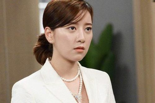 Hí hửng đêm tân hôn, tôi choáng váng khi mẹ chồng dúi vào tay 1 thứ đáng sợ và lời đề nghị điếng người!
