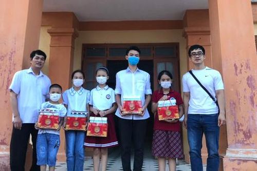 Trung thu yêu thương cho con em cán bộ y tế tuyến đầu chống dịch