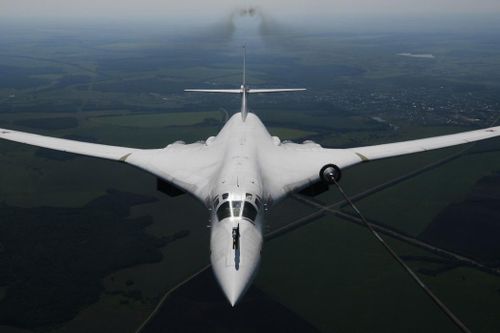 'Thiên nga trắng' Tu-160 Nga bị nhiều chiến đấu cơ nước ngoài theo sát