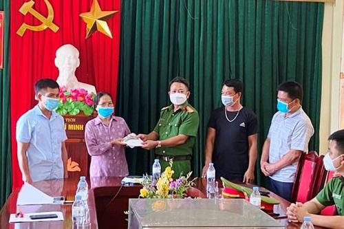 2 người đàn ông trả lại 8 chỉ vàng nhặt được trong vỏ máy tính