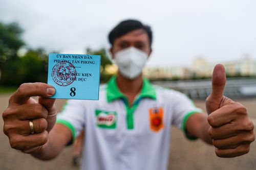 Người dân quận 7 tập thể dục ở công viên sau nhiều tháng giãn cách