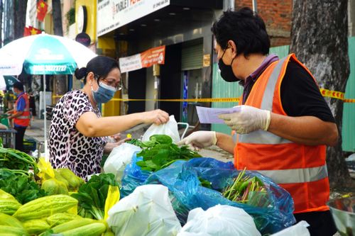 Người dân TP.HCM hào hứng đi 'chợ dã chiến'