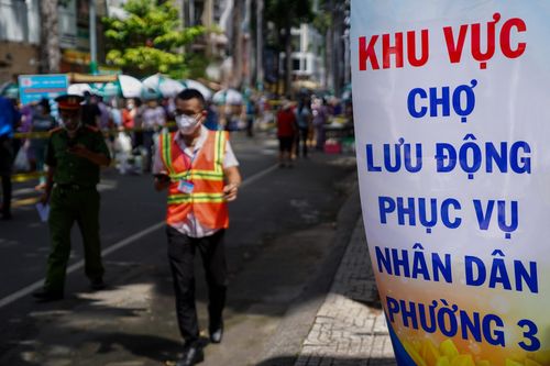 Chợ lưu động phục vụ người dân 'vùng xanh' tại TP.HCM