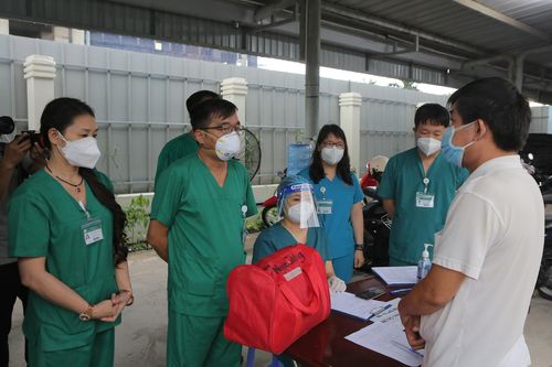 Những hình ảnh nghẹn lòng nơi tâm dịch: Trao trả 'kỷ vật' cho thân nhân người bệnh Covid-19 đã tử vong