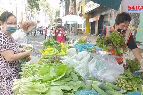 Phiên chợ dã chiến ở khu phố xanh