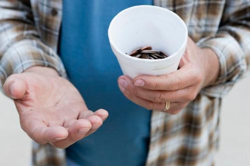 Có nên nói với con về nghèo đói?