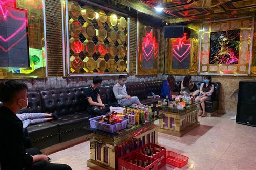 Bắc Giang: Lén lút đón khách, chủ quán karaoke và khách hát bị xử phạt hơn 100 triệu đồng