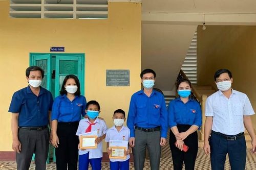 Tặng huy hiệu 'Tuổi trẻ dũng cảm' cho 2 anh em ruột cứu bé gái thoát đuối nước