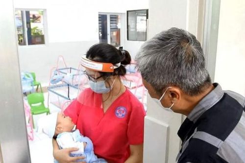 Các bé sơ sinh có mẹ mắc COVID-19 được chăm sóc như thế nào?