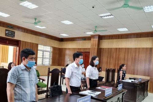 Tòa án Thanh Hóa bất ngờ dừng xét xử vụ giáo viên kiện chủ tịch huyện vì… không thuộc thẩm quyền