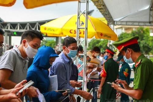Nhiều người dân không biết xin giấy đi đường ở đâu để ra khỏi Hà Nội