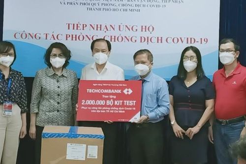 Techcombank trao tặng 2 triệu bộ kit test COVID-19 cho công tác phòng chống dịch trên địa bàn TP. Hồ Chí Minh