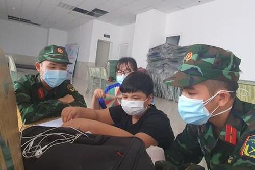 Lớp học online nơi tạm cư