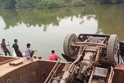 Xe tải lật xuống sông, tài xế mất tích