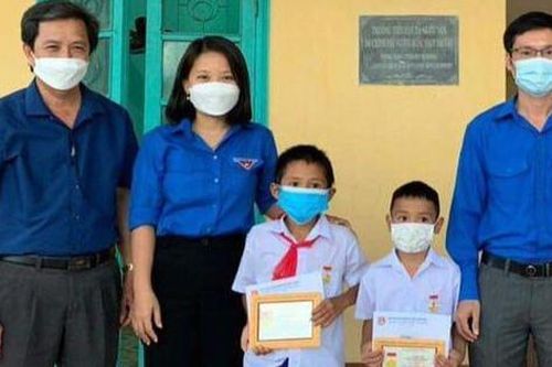 Hai anh em cứu bé gái đuối nước