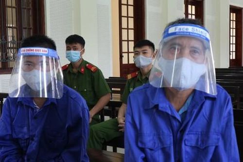 Hai bố con 'đoàn tụ' trong nhà tù