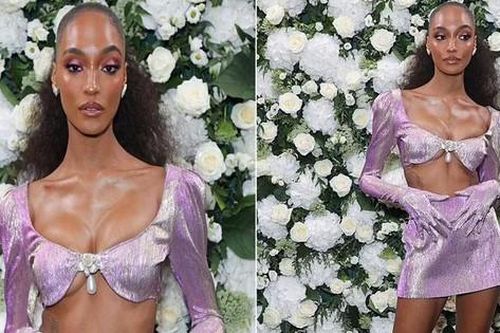 Siêu mẫu Jourdan Dunn mặc áo ngắn cũn 'quên' nội y, body 1m83 gây choáng váng