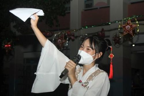 Nữ tình nguyện viên từng là F0 hóa 'chị Hằng' trong đêm Trung thu đặc biệt