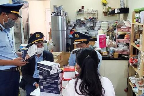 Cửa hàng thực phẩm rao bán bộ kit test nhanh COVID-19