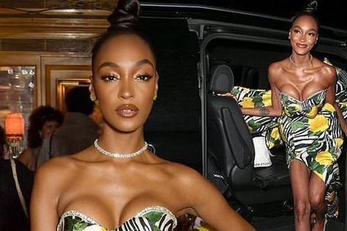 Siêu mẫu Jourdan Dunn mặc trễ nải khoe gần trọn vòng một