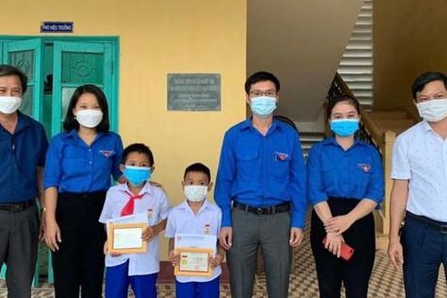 Hai anh em ruột dũng cảm cứu người đuối nước