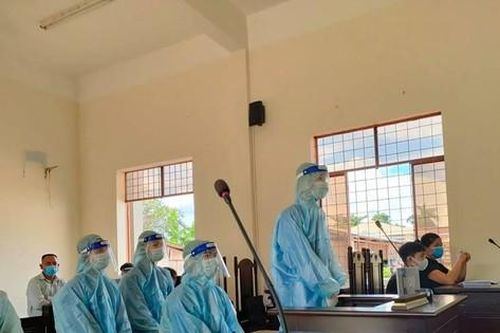 Rủ bạn leo rào vào trường học, chém học sinh vì ghen