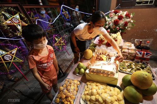 Người dân Hà Nội đón Trung thu đặc biệt mùa COVID-19