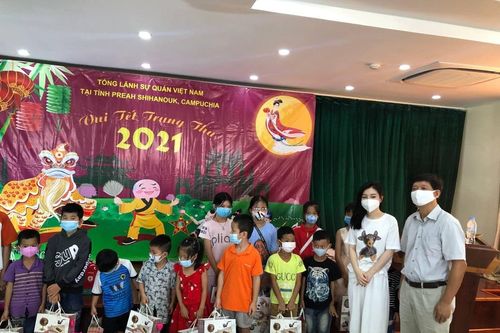 Trẻ em người gốc Việt tại Campuchia vui đón Tết Trung Thu