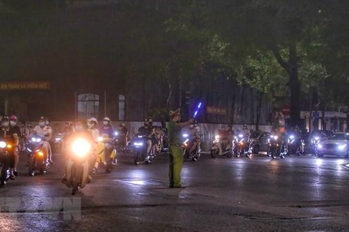 Nhiều người Hà Nội vui Trung Thu mà quên phòng dịch COVID-19