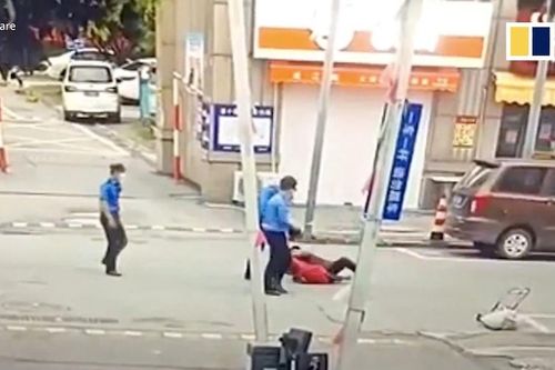 Video cán bộ quản lý đô thị đẩy ngã cụ già bán hàng rong 72 tuổi gây phẫn nộ ở Trung Quốc