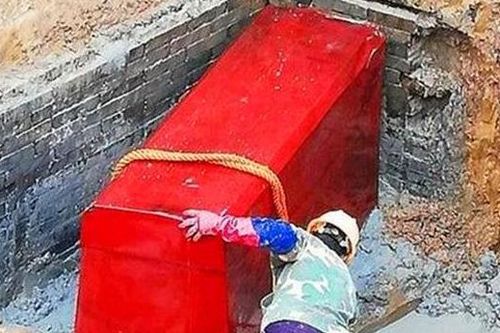 Lão nông xây nhà, đào được quan tài đỏ như máu, vội vàng đốt phi tang - Chuyên gia xót xa: 'Ông đã 'hóa vàng' 500 triệu NDT rồi'