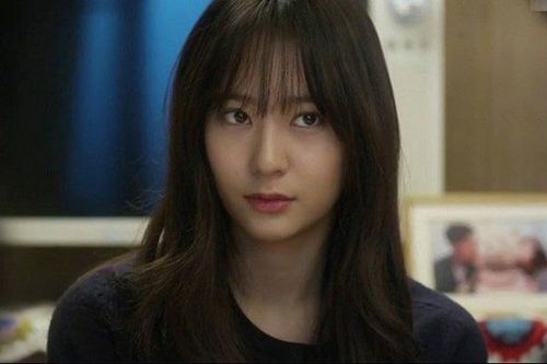 Nửa đêm, tôi kinh ngạc khi thấy chị dâu bưng đĩa tôm hùm lên tận phòng mời ăn, càng chưng hửng với lời sau đó của chị