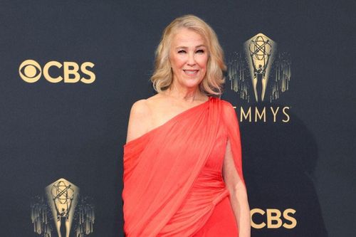 Catherine O'Hana diện thiết kế Công Trí, lọt top 10 ngôi sao mặc đẹp nhất tại thảm đỏ Emmy