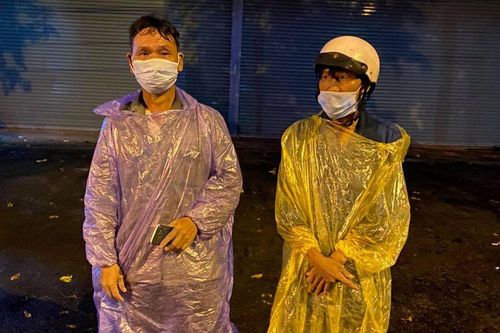 Chỉ cầm đúng 90k, 2 anh em vượt gần 300km về chịu tang cha và sự giúp đỡ bất ngờ khiến ai cũng cảm động
