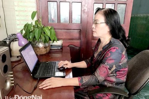 Giáo viên lớn tuổi nỗ lực dạy online